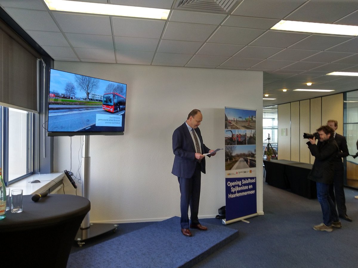 Openingsspeech solaroad pilots busbaan en weg zwaar verkeer door Arian de Bondt.