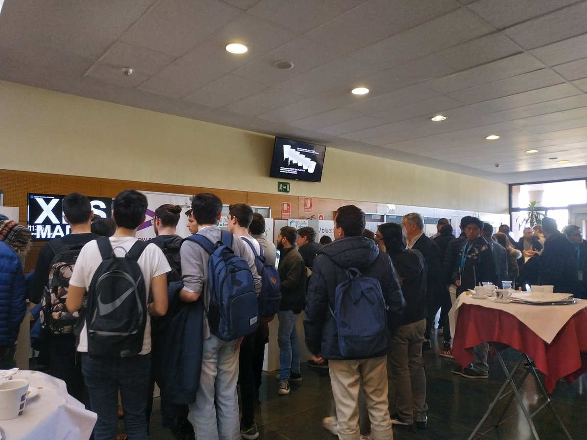 campusbigdata's tweet photo. Este es el ambiente que se está viviendo en la #TalentZone con casi 30 empresas, en las que los asistentes pueden dejar sus currículums. Te animas tú también?
#BDT2019 #BigData #BigDataTalent https://t.co/4mbSG05Vw9