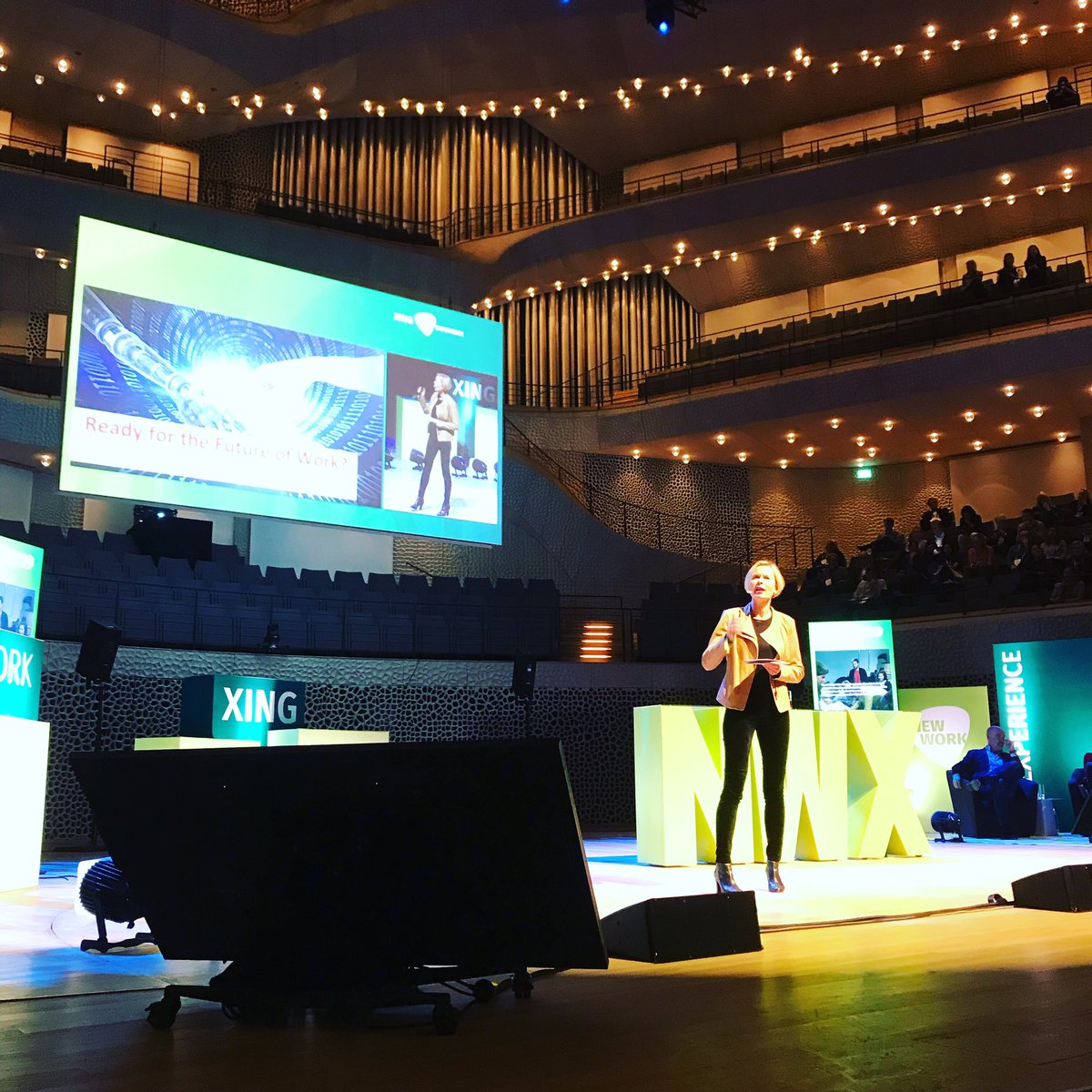 „Wann übernimmt der #Roboter meinen #Arbeitsplatz? - Muss ich wissen wegen #Urlaubsplanung!“ - @henkel_de #HR #Vorstand Kathrin Menges ist gegen Hysterie bei der Diskussion zur #Zukunft von #Arbeit #NWX19