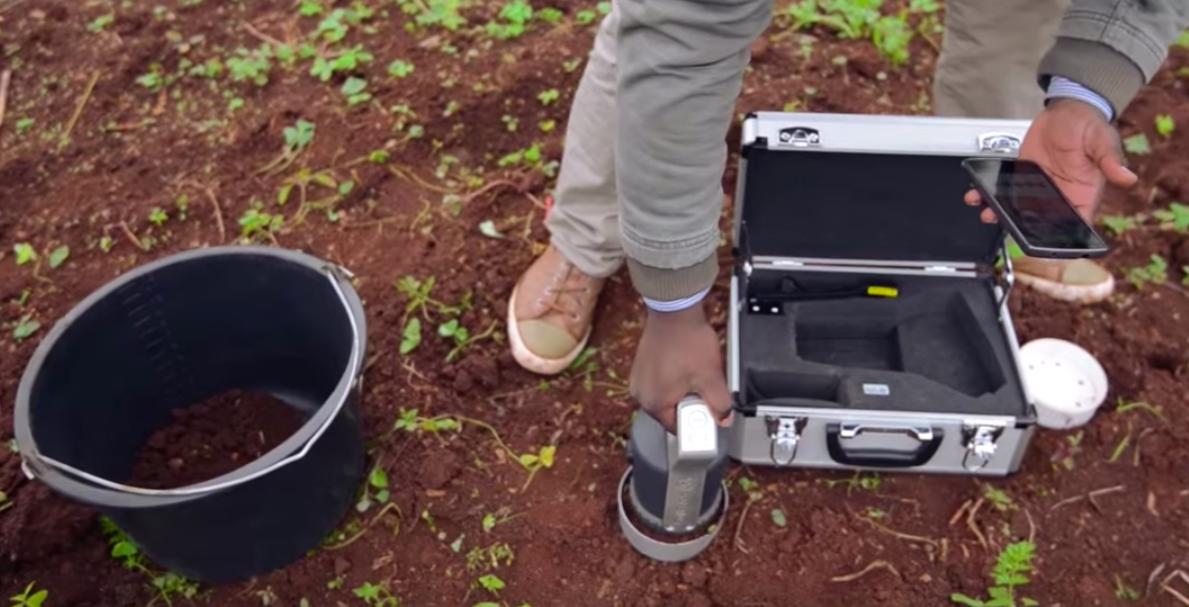 Read more about the portable soil scanners set to help 75,000 Kenyan farmers with #soilhealth decisions. Can this #tech also attract #youth into #ag? <a href="/SoilCaresFoundn/">SoilCares Foundation</a> <a href="/Rabobank/">Rabobank</a>: bit.ly/2EcgVJY