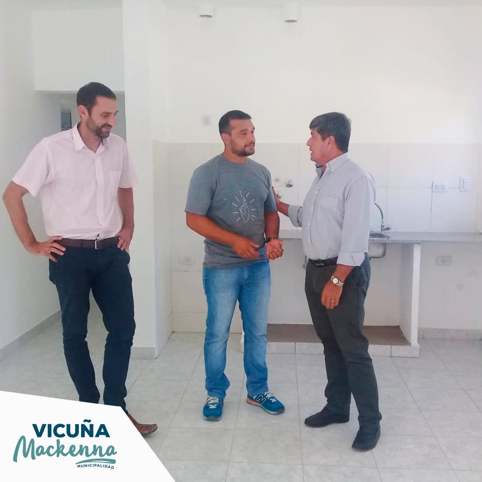 MuniMackenna's tweet photo. ¡SEGUIMOS ENTREGANDO VIVIENDAS DEL #PROMAVI! 🏠
Adjudicada por licitación,corresponde a la casa Nº 78 del #PROMAVI II,cuyo propietario es el Sr. Carlos Rodriguez.
¡Felicitaciones Flia Rodriguez!👏
#ConstruyendoJuntos
#VicuñaMackenna https://t.co/oxzc824Cvi