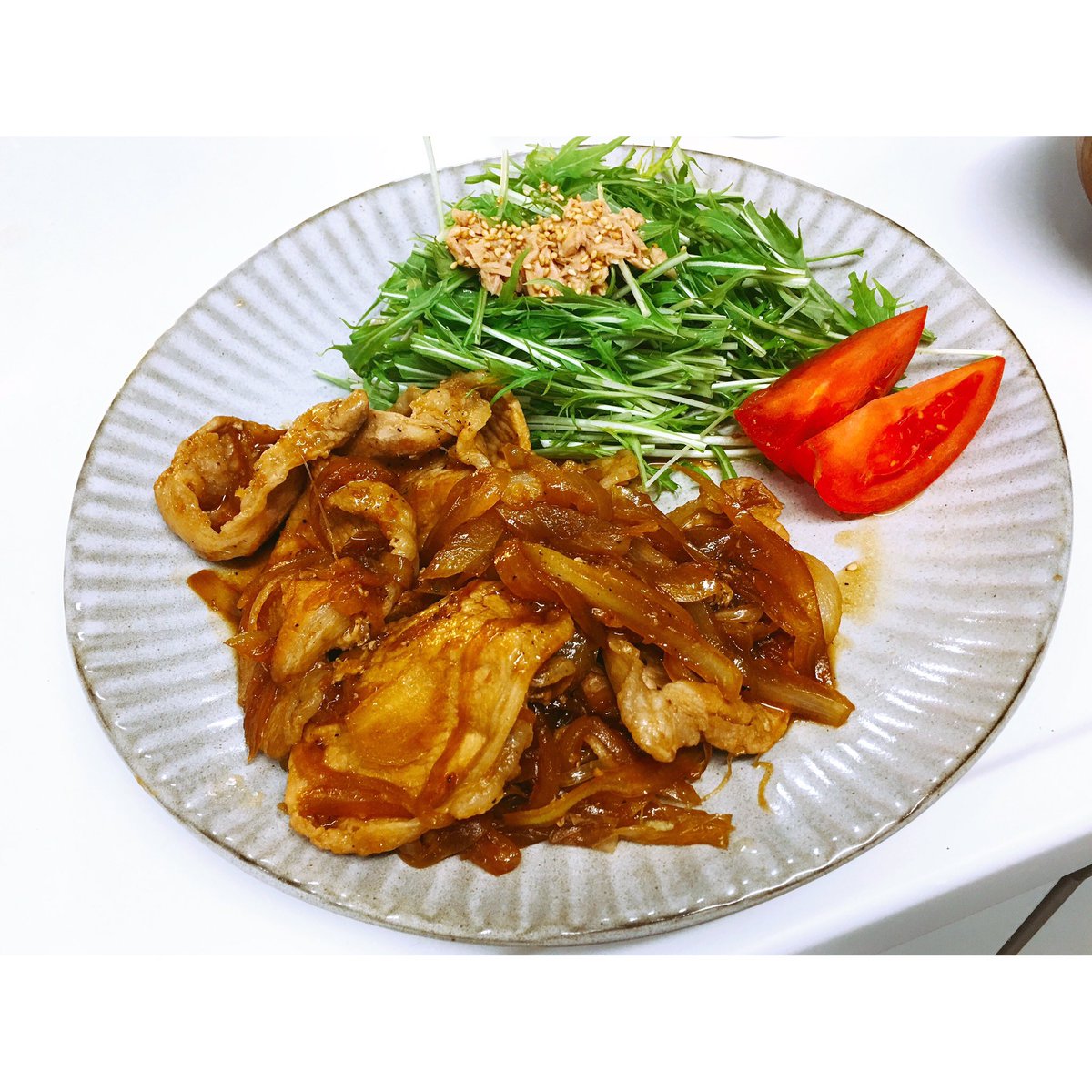 7_fe3's tweet photo. #生姜焼き #水菜ツナサラダ #トマト #ワンプレートごはん #料理 #夕食 #夕飯 #旦那さんご飯 #旦那さんの楽しみのひとつ #家族ご飯 #節約料理 #簡単料理 #料理好きな人と繋がりたい #和食ごはん #料理好き #dinner #husbanddinner #familydinner #food #japanesefood #masalapan #pork #onion https://t.co/TQVagxxc1Q