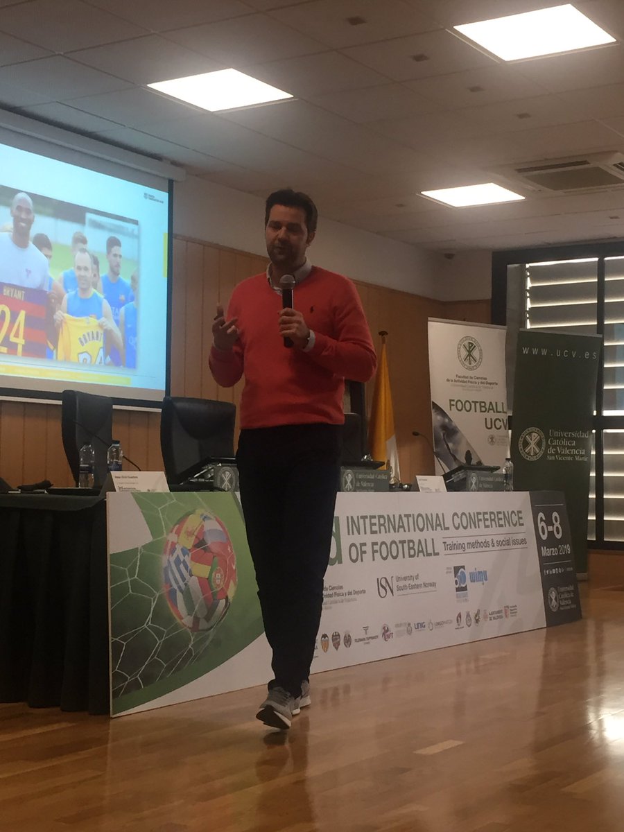 @isaacisaksak with a brilliant speak about the Barca methodology at #ICFUCV19