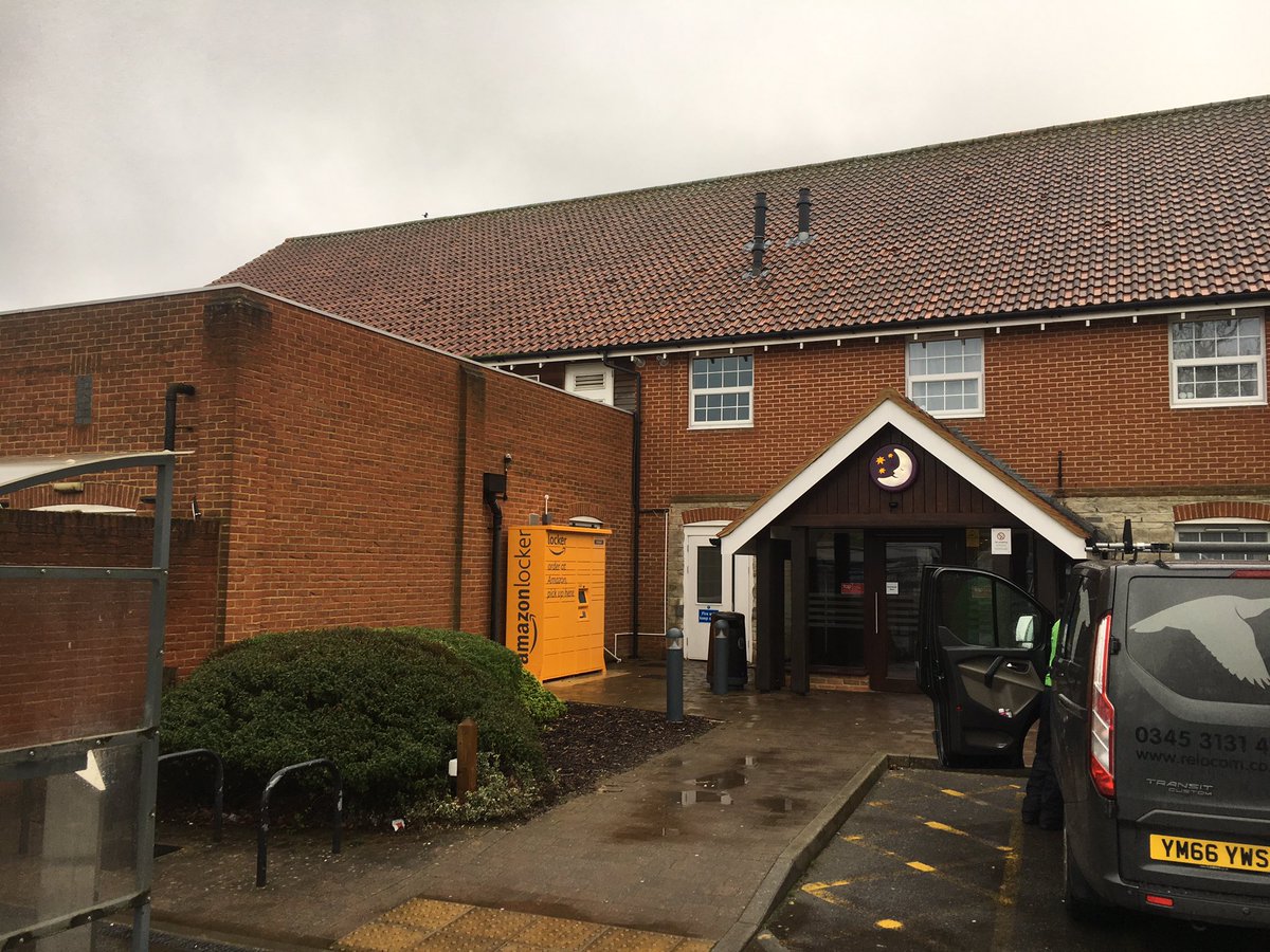 eonpetrie's tweet image. Up against it to get 2 new locker installs completed on time #Amazon #restore-group #RainyDay #mileage