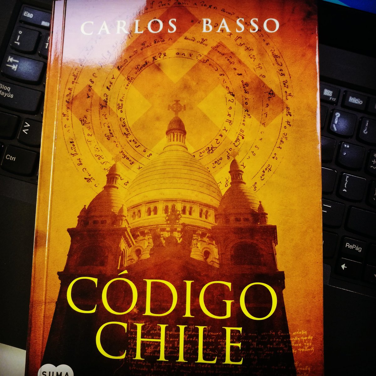 abelon08's tweet photo. Recomendable👏👏 realidad, ficción, datos de Santiago, cofradías (Masones, RosaCruces), inteligencia militar (CNI, Nazis)... En fin, muy entretenido.
#CodigoChile #CarlosBasso @cbassop https://t.co/rDtJwEYCfY