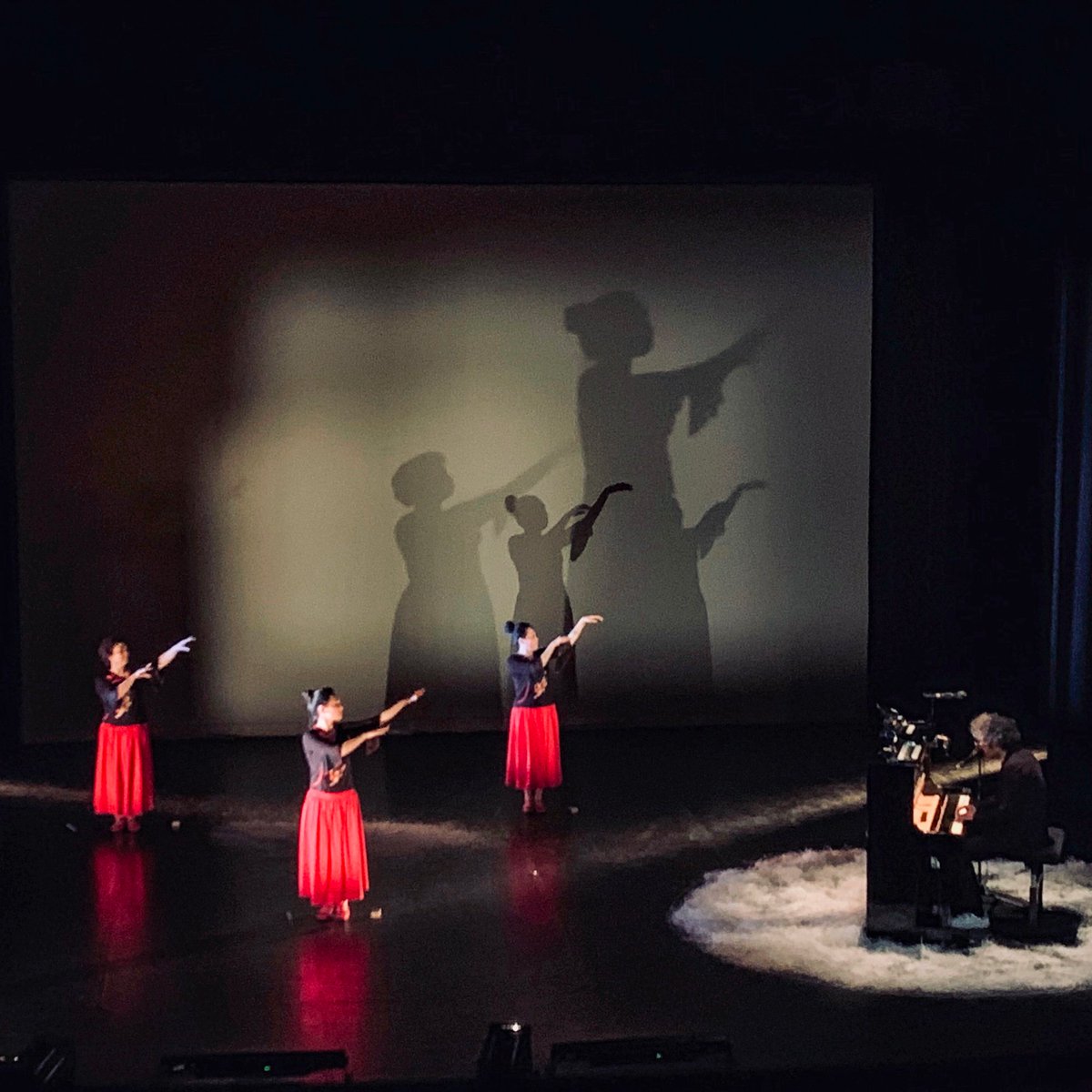 Babxmusique's tweet photo. Ce soir c’est la 1ère de #LesSaisonsVolatiles après une belle semaine de résidence @TrainTheatre à Portes les Valence.
Avec les sublimes Xiao Cong Lin, Kristelle Lin et Li Fen Shan.
À ce soir pour ceux qui sont dans le coin !
Pour les autres 📅➡️https://t.co/BWe7ql7jbe
#babx https://t.co/ji9EpX1Hui