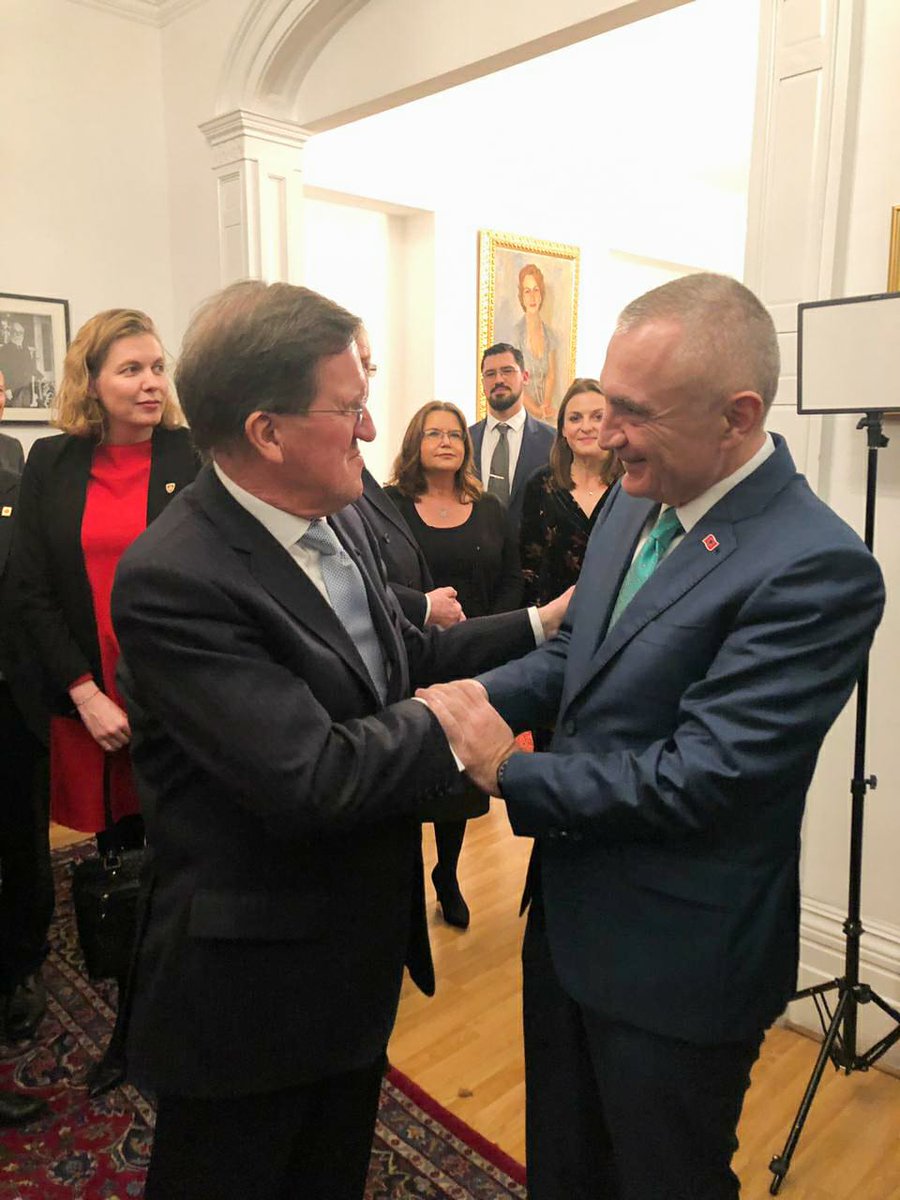 ilirmetazyrtar's tweet image. #LordRobertson name is carved in the memory of all🇦🇱for his crucial role during a difficult time for our nation,especially in🇽🇰,assisting as🇬🇧Min.of Defense&amp;amp; #NATO Sec.General to ending the genocide&amp;amp;ethnic cleansing led by Milosevic+strengthening peace&amp;amp;security in the Balkans.1/2