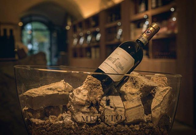 È sempre lui, il re del Chianti Classico, ma qui proposto nella sua forma più alta: la Gran Selezione di Castello di Meleto ottenuta da 100% Sangiovese.
•
•
•
#CastellodiMeleto #chianticlassico #granselezione #winetourist #wine #winelovers #winetasti… ift.tt/2SKIAa9