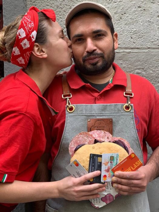 WineNewsIt's tweet photo. Dopo il #RedditoDiCittadinanza, arriva il #panino di cittadinanza: la #Prosciutteria di #Firenze, famoso locale di #SanFrediano, lancia l'iniziativa per aiutare studenti fuorisede, con un #panino e un bicchiere di #vino a 5 euro. E non servono ISEE: basta la tessera universitaria https://t.co/hRzMaI27Cv