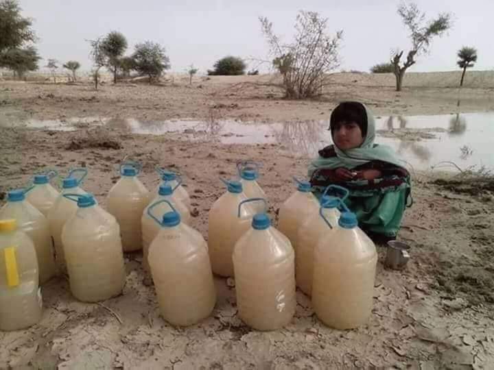 میرے پیارے پیارے میٹھے میٹھے منرل واٹر پینے والے صحافی بھائیوں۔ زرا بدین کے لیے بھی ایک منٹ، ایک سیکنڈ بات کرینگے؟ 
آپ منرل واٹر پیتے ہیں اور ہم بدین والے یہ پانی پیتے ہیں 
تھوڑا سا تو احساس کریں یار۔ ایک پل کے لیے اپنے پروگرام میں بات کریں 
#BadinNeedsWater
#BadinWaterCrisis