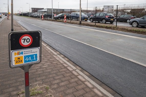 Provincies Noord- en Zuid-Holland eerste afnemers #SolaRoad. Stroomopwekkend wegdek nu ook voor autorijbanen beschikbaar. #zonneweg #duurzaam #innovatie #klimaatwet #energietransitie #duurzameenergievoorziening #Haarlemmermeer #Spijkenisse #N232 #N218 noord-holland.nl/Actueel/Archie…