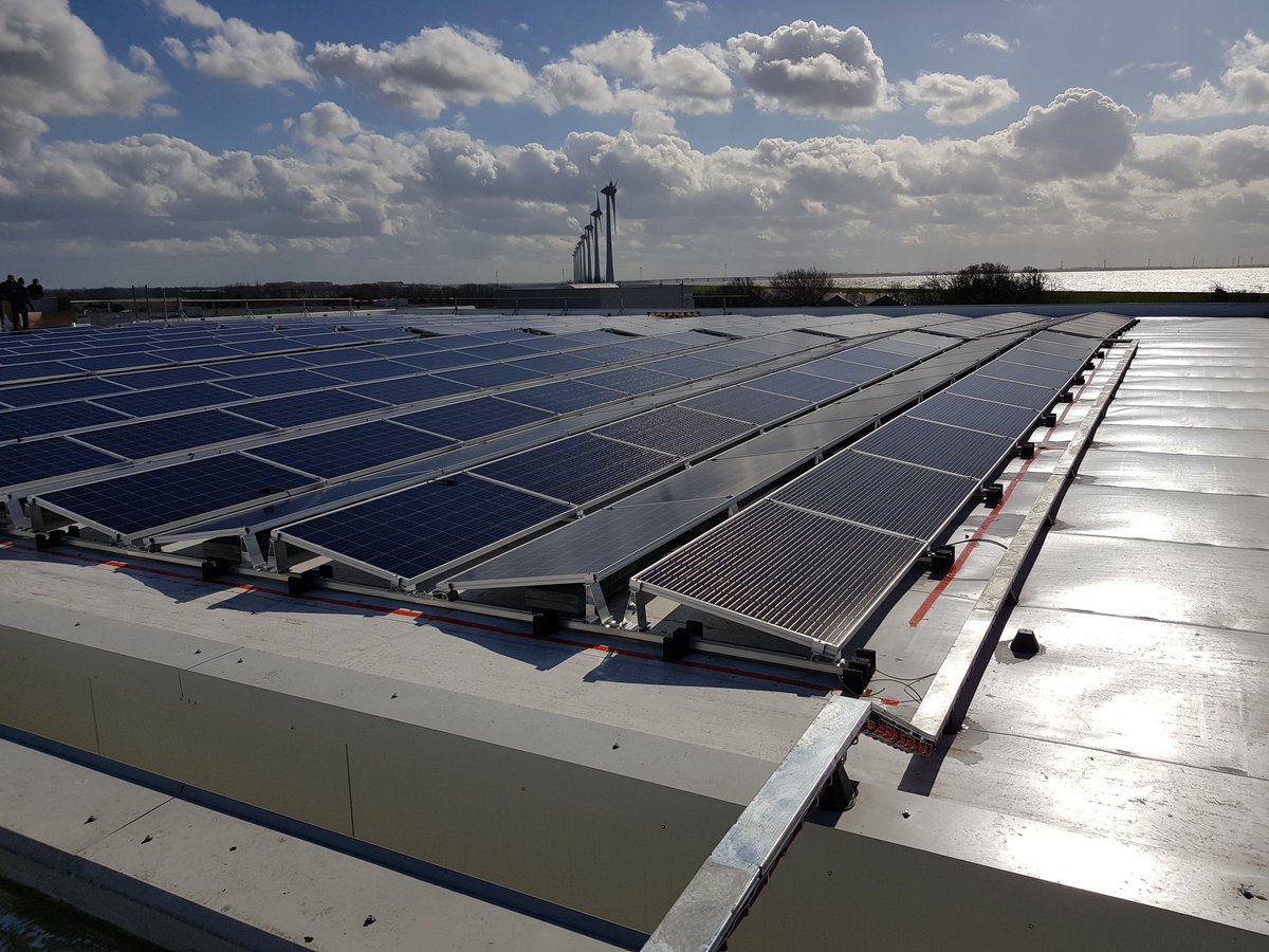 De laatste rij panelen word neergelegd, #zonnepanelen #duurdaam