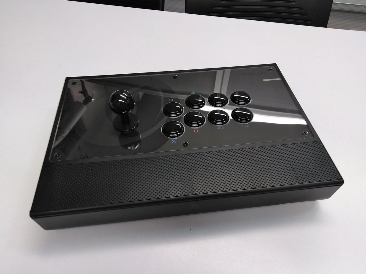 Nacon Daija Arcade Stickの一番の特徴はRazer Pantheraのように天板を