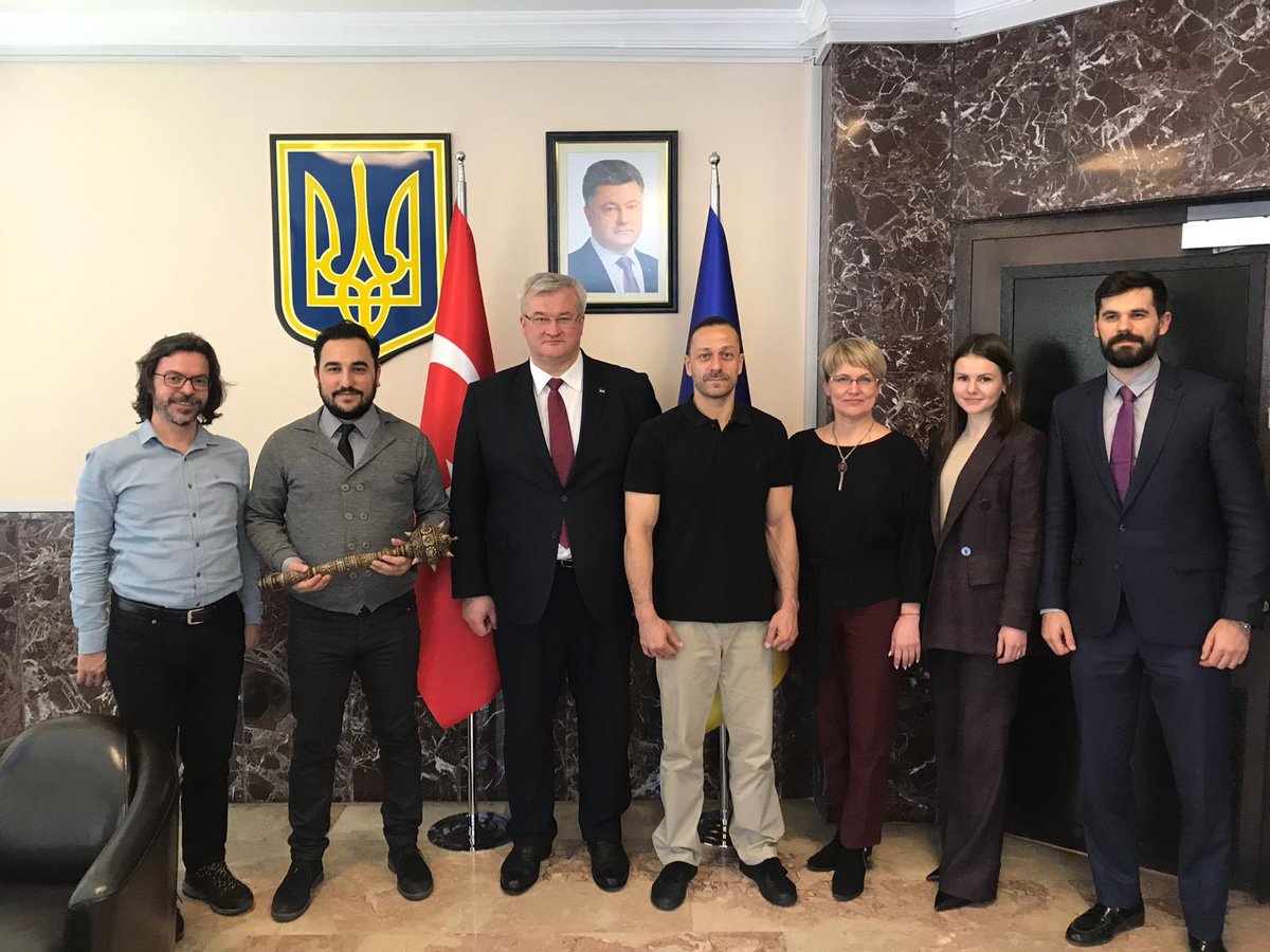 Ukrayna Büyükelçisi Sn. <a href="/andrii_sybiha/">Andrii Sybiha 🇺🇦</a> ,Zaporijya’da çekimlerini gerçekleştirdiğimiz “Kozak”bölümüne olan beğenileri için bizleri ağırladı ve TRT’ye olan teşekkürlerini iletti.Yakın ilgisi ve dostluğu için kendisine çok teşekkür ederiz. 
<a href="/ibrahimeren/">ibrahim eren</a> <a href="/SuleymanTEZGEL/">Süleyman TEZGEL</a> @UKRinaTR