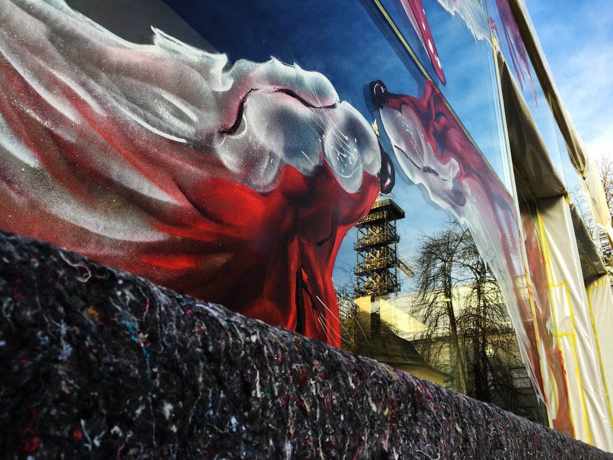 << EIN NEUES GRAFFITI IN LINZ >>
Ein Fixpunkt des NEXTCOMIC-Festivals (14.-23. März) ist auch immer das Graffiti am Eingang des Ursulinenhofes. Dieses mal von Juila Heinisch #VideoOner >>Infos zu NEXTCOMIC hier>>bit.ly/24qIMwY