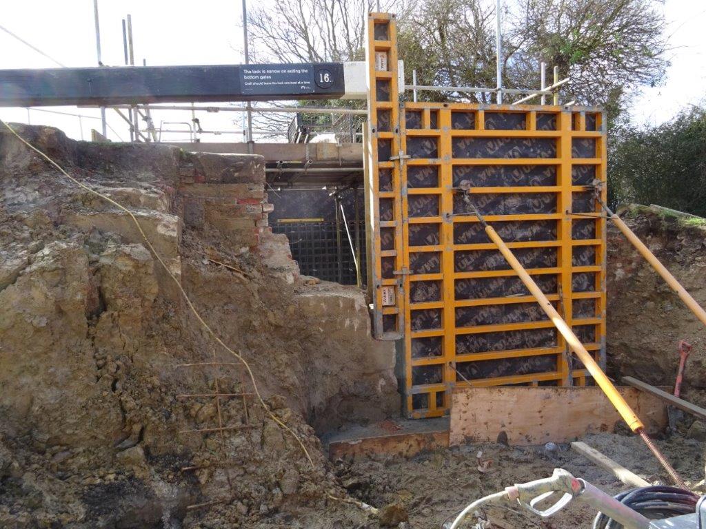 CRTAndy's tweet photo. Blustery progress at K&A Harris Lock 16 today.... #PriorityProjects #CoreTeam #WorksDevelopment https://t.co/wqcLFOE4Dw