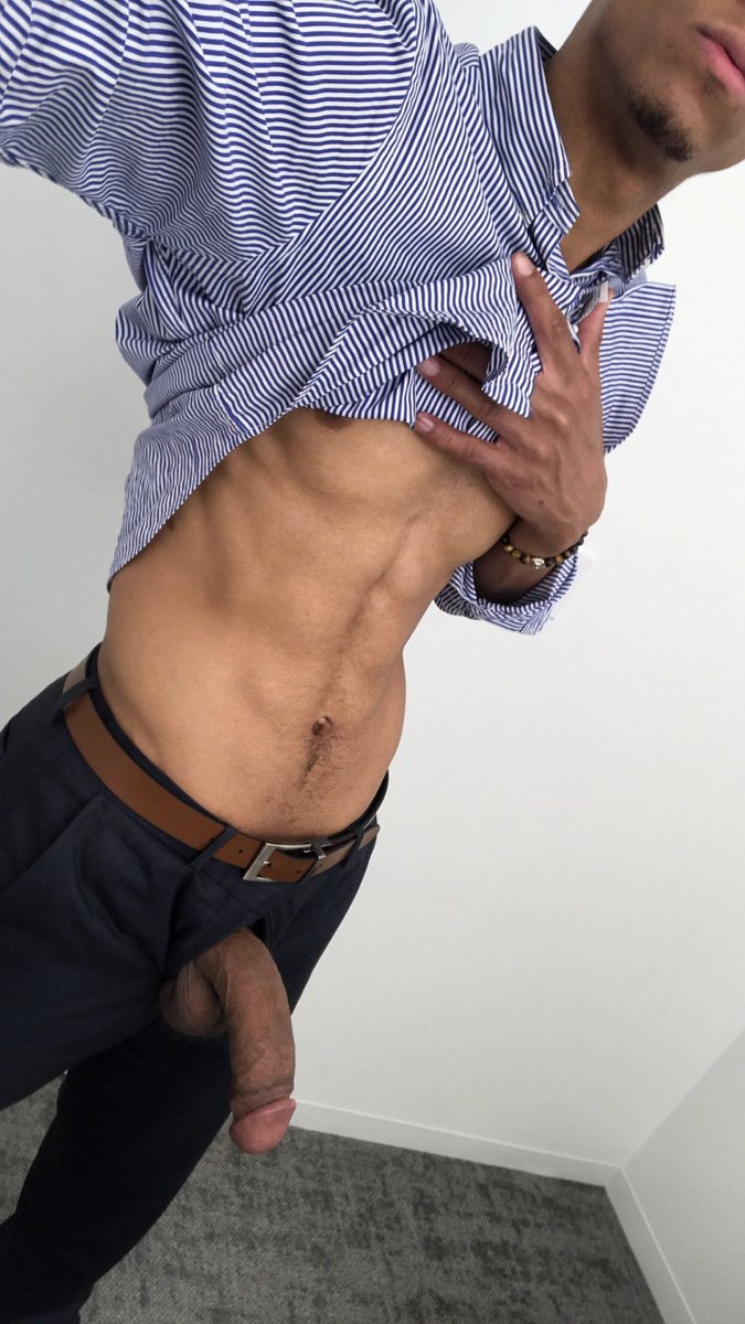 AungLay48140060's tweet image. ရာသီဥတုပူေနလို႔တဲ့
😁😁😁