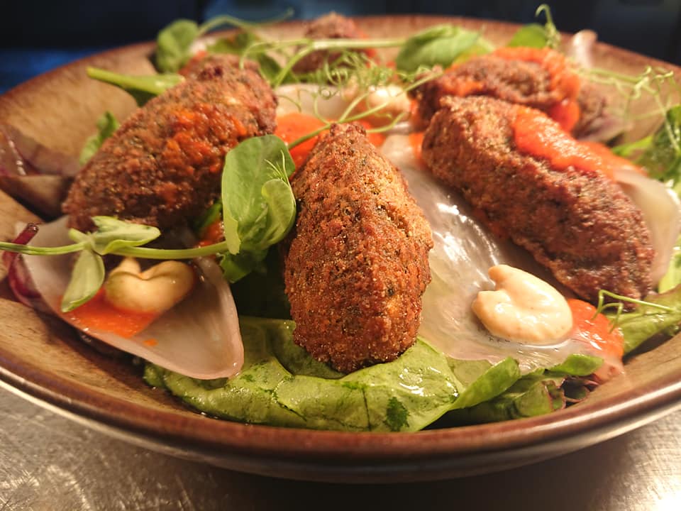 Happy #PlantPowerDay! 🌽🍓🍅 Celebrate the national food day with a yummy #Vegan falafel salad in our Bristol restaurant! bit.ly/2L2jfp4