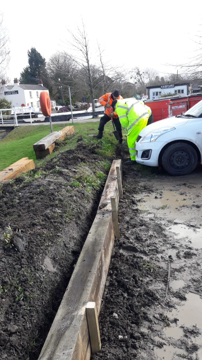 CRTWalesandSW's tweet photo. Colleagues and volunteers working together to put sleepers in to contain the bund at Saul Junction on the Gloucester & Sharpness canal @CRTvolunteers #lifesbetterbywater #SaulJunction https://t.co/N5JCfJD9yh