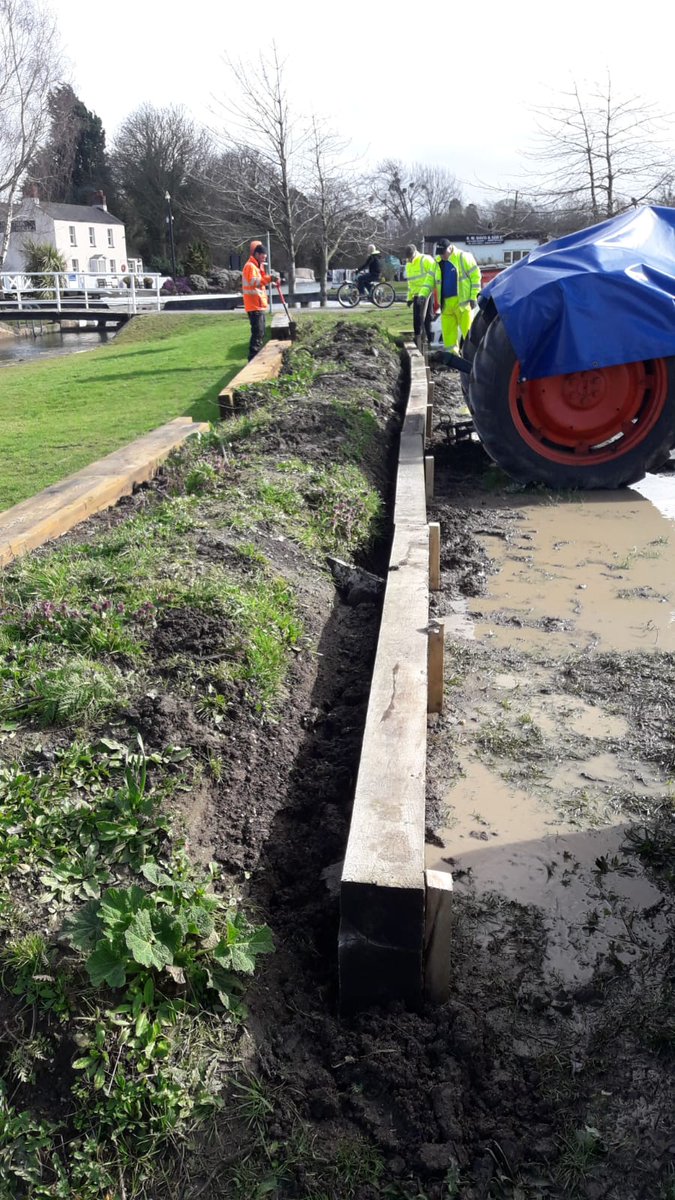 CRTWalesandSW's tweet photo. Colleagues and volunteers working together to put sleepers in to contain the bund at Saul Junction on the Gloucester & Sharpness canal @CRTvolunteers #lifesbetterbywater #SaulJunction https://t.co/N5JCfJD9yh