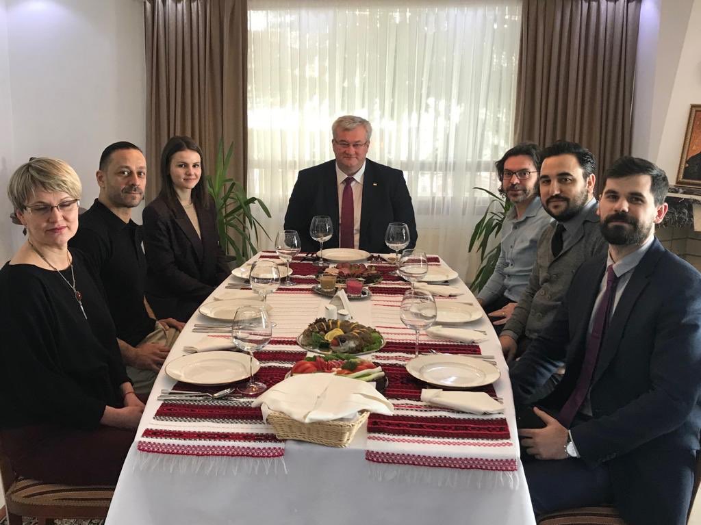 Ukrayna Büyükelçisi Sn. <a href="/andrii_sybiha/">Andrii Sybiha 🇺🇦</a> ,Zaporijya’da çekimlerini gerçekleştirdiğimiz “Kozak”bölümüne olan beğenileri için bizleri ağırladı ve TRT’ye olan teşekkürlerini iletti.Yakın ilgisi ve dostluğu için kendisine çok teşekkür ederiz. 
<a href="/ibrahimeren/">ibrahim eren</a> <a href="/SuleymanTEZGEL/">Süleyman TEZGEL</a> @UKRinaTR