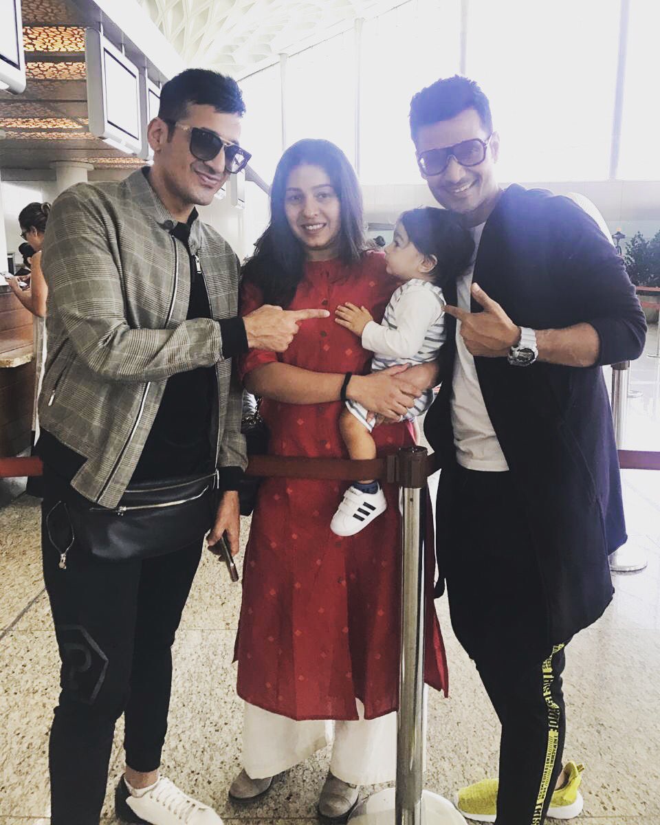 More airport spotting than @viralbhayani77 himself 🤪 Finally met this cutie #TeghSonik with his mamma bear @SunidhiChauhan5 on our way to #Dubai!! Hope to see more of you two when we’re both back in the city. ❤️ @Mann_meetbros @Mann_meetbros #MeetBros #AirportSpotting #Travel