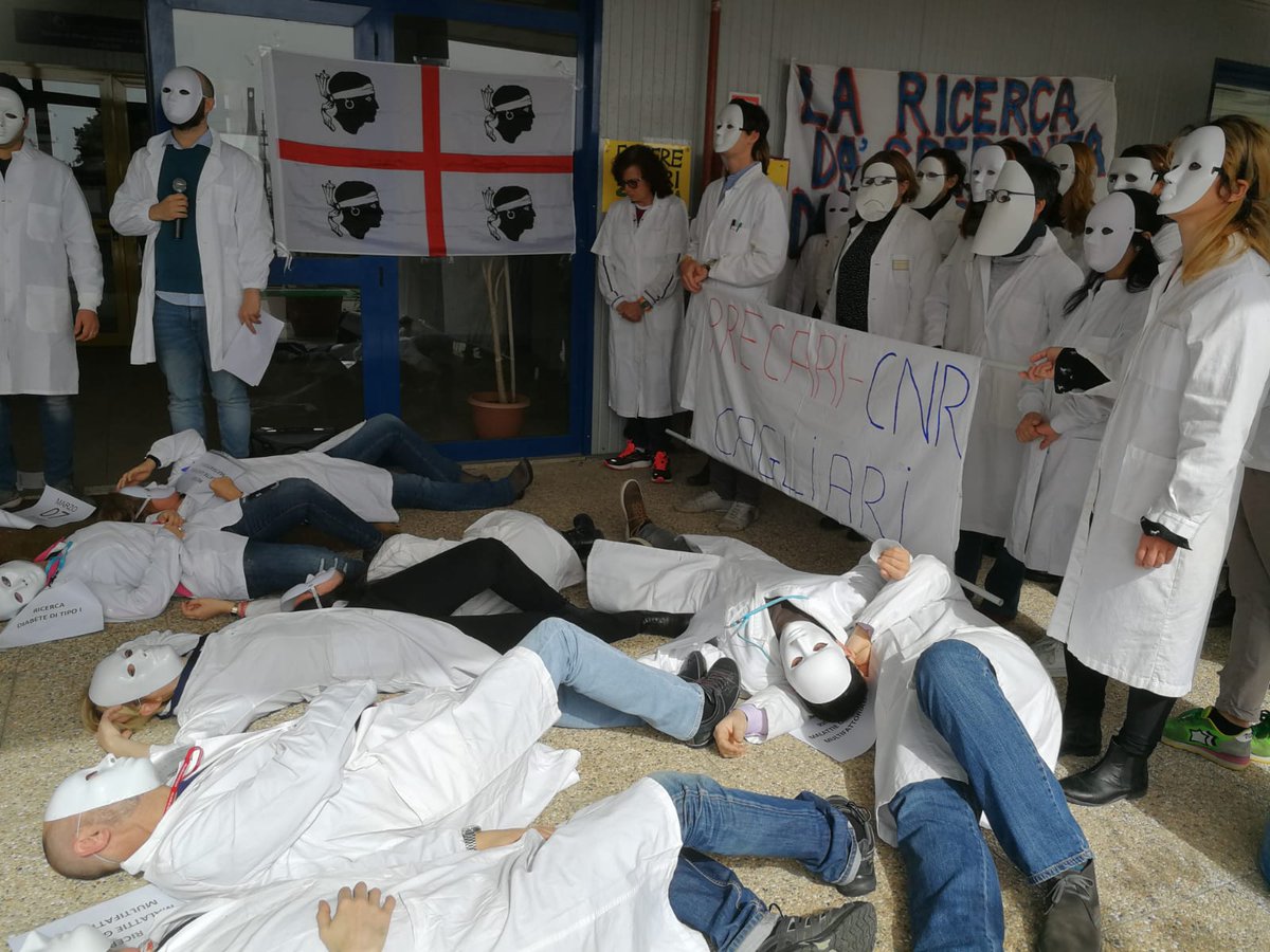 PrecariUnitiCNR's tweet photo. Oggi #7marzo in tutta Italia flashmob dei @PrecariUnitiCNR per chiedere che @StampaCnr passi dalle parole ai fatti con assunzione rapida di tutti gli aventi diritto #Madia: #c2, #c1nonprioritari e #chiamatedirette. Basta attese, non si può morire di #precariato. @lofioramonti https://t.co/12rstJDz2z