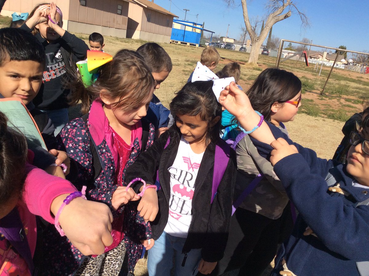 ZavalaElem's tweet photo. Students were learning about UV rays and using mystery beads #sciencerocks #zavalarocks #ECISDAppreciation https://t.co/s3yytVDWo3