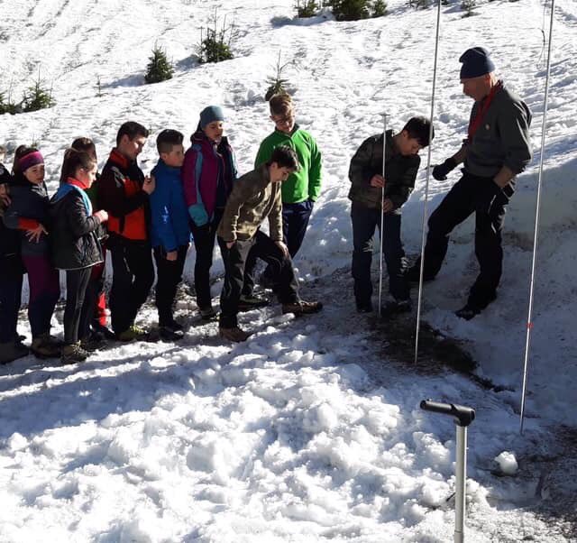 caifvg's tweet photo. Gli alunni delle medie di #Paularo con i #volontari di #CAI #Ravascletto e #SoccorsoAlpino per osservare da vicino i cristalli e il manto nevoso, sperimentare uso di ARVTA pala e sonda #sicurezza #scuola

#Interreg #PassoPass #uniud #caifvg #ÖAV https://t.co/Qagk8YWU3t