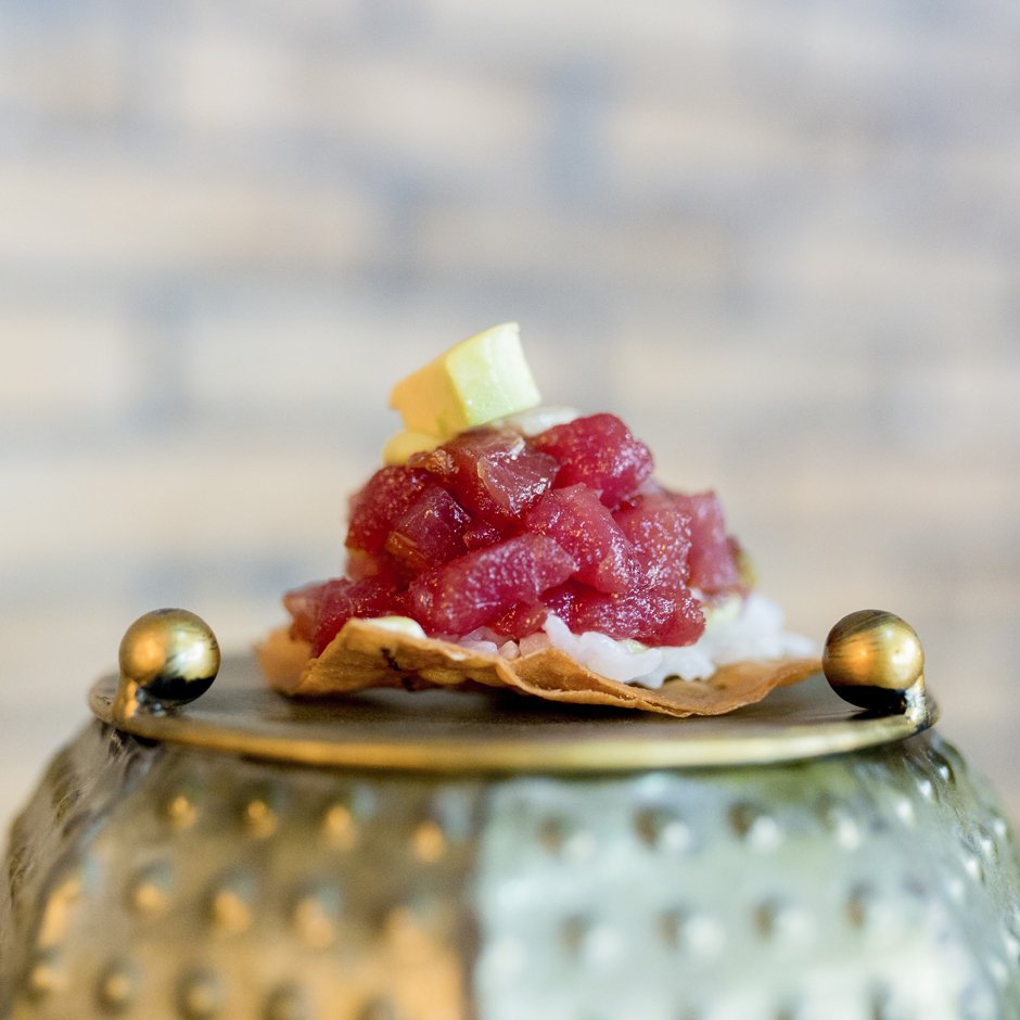 N A C H O  
D E 
A T Ú N   R O J O 🐟
El placer hecho bocado.
.
.
#cilindro #cilindrorestaurante #restaurantesmadrid #madrid #peruano #asturiano #gastronomy #foodies #foodiesmadrid