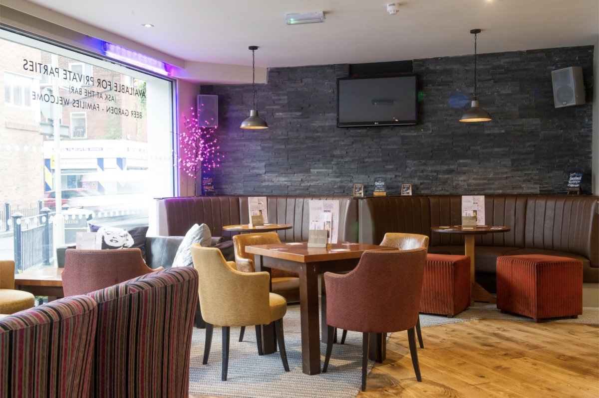 When it comes to refurbishing your commercial space, there isn’t always the need to spend a lot of money. Read our top tips for maximising the impact of your #refurbishment even on a low budget. #InteriorDesign #InteriorDesigners  ow.ly/Wf6m30nXeFt