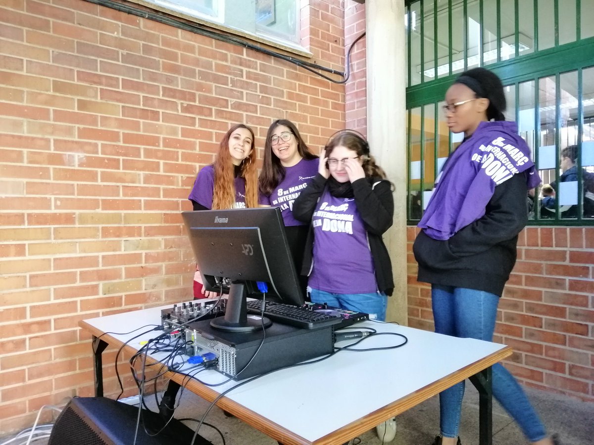 Avui a l'<a href="/IESJuniper/">IES JUNIPER SERRA</a> hem celebrat el dia de la Dona Treballadora.
Gràcies a tots els que l'heu fer possible