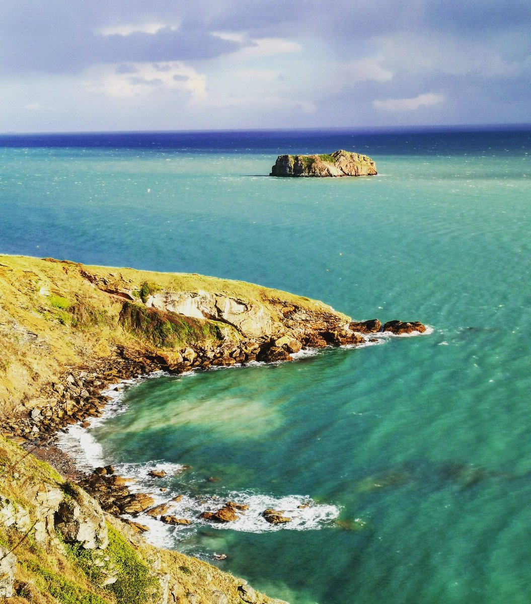 abovewateruk's tweet photo. The coast is stunning this time of year, dramatic colours and sea state! Never get too close, slippery wet, windy and big waves can take you by surprise and the water is cold. #staysafestayback #respectthewater #watersafety #drowningprevention #coast #sea #Devon #swcoastalpath https://t.co/qzfJ43cljn