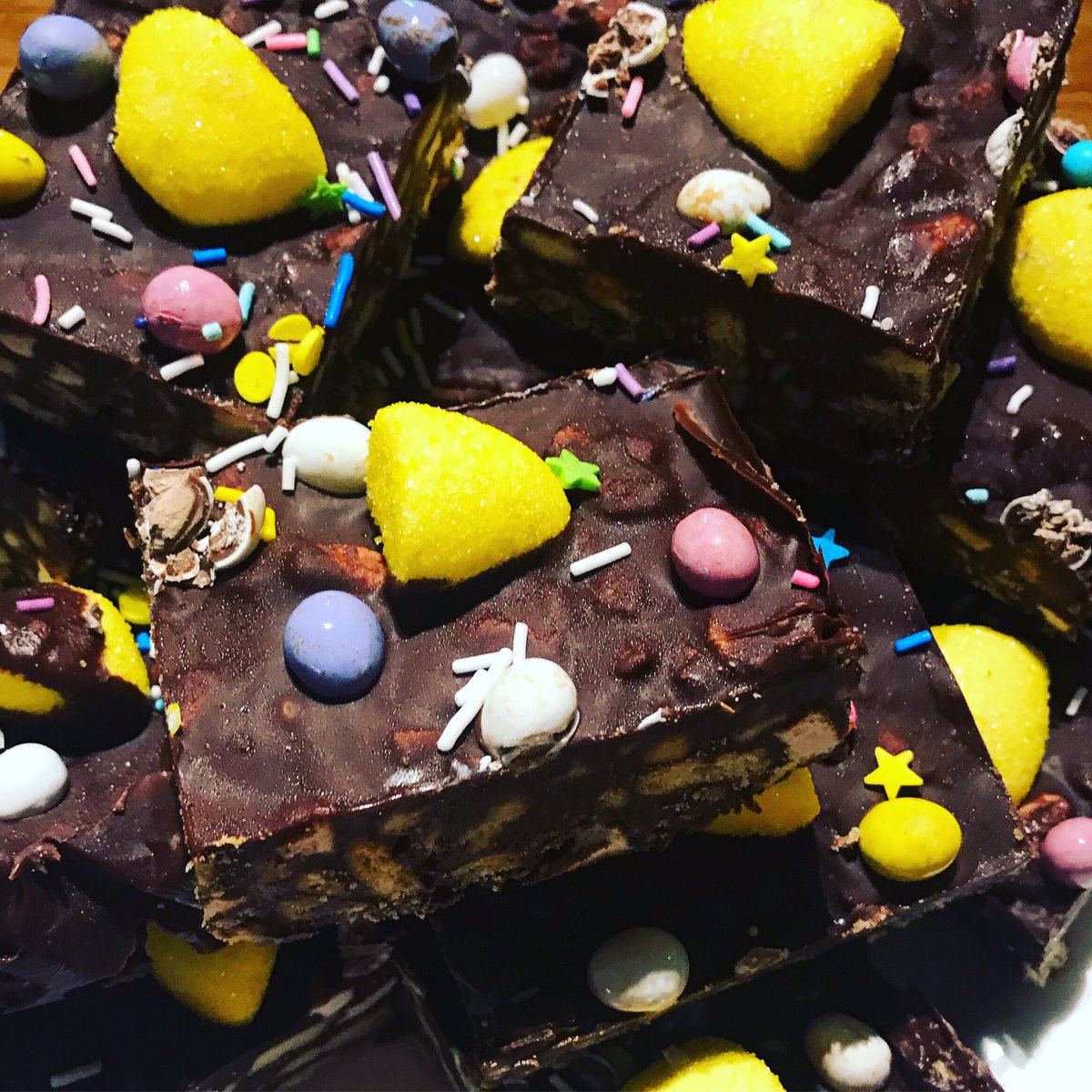 poshicecream's tweet photo. 🐣🍰🐣#eastervibes #rockyroad for this #rainyday #Knutsford #icecreamfarm #cakeandcoffee #stopoff 🐣🍰🐣 https://t.co/qh963Gj9oa