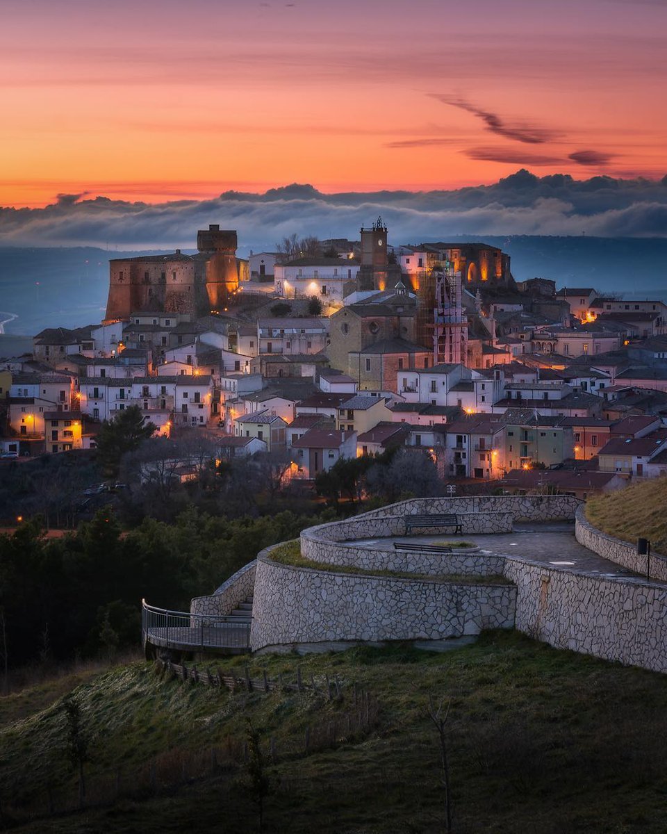 Buona serata da Rocchetta Sant'Antonio.

Una delle piccole perle della Daunia, è tra i borghi bandiera arancione del Touring Club Italiano.

#WeAreinPuglia

📸 @ paolopartipilo