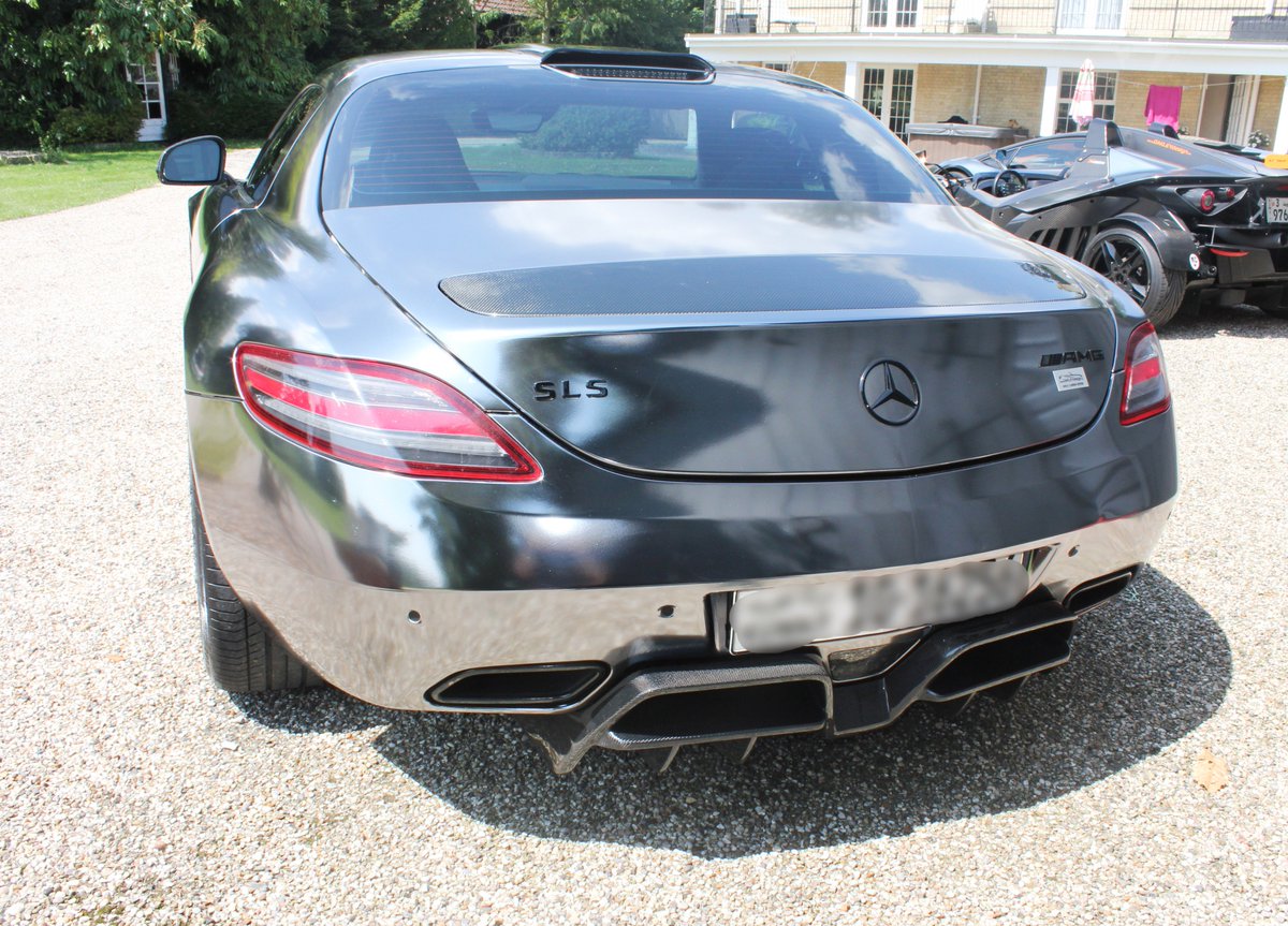 PremierWraps's tweet image. Throwback to one of our favourite wraps! A full black chrome wrap, to make this one of a kind Oakley Design Automotive Mercedes SLS stand out from the crowd. 

#premierwraps #premiersigns #photooftheday #carsofinstagram #layednotsprayed #paintisdead #throwbackthursday #Merc #SLS