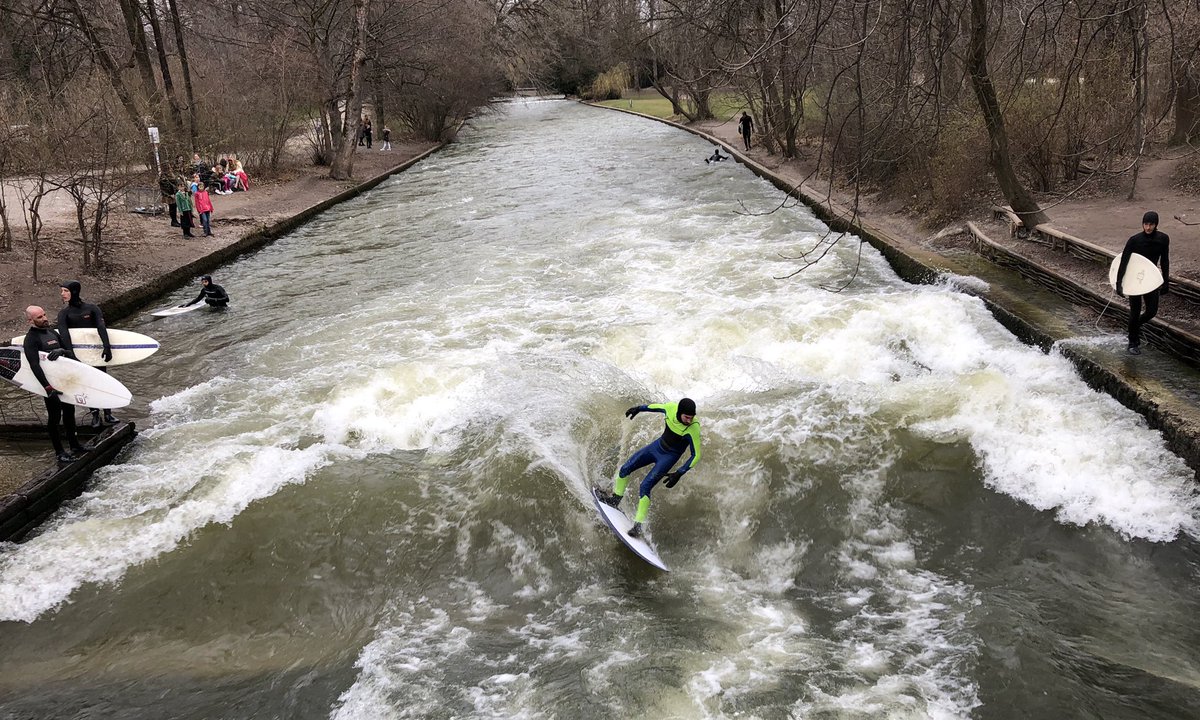 En otro orden de cosas… surfin' Munich. ¡Cosas veredes, amigo Sancho! en.m.wikipedia.org/wiki/Eisbach_(…