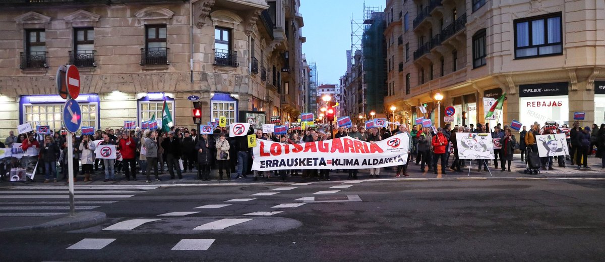 DiarioFatxo's tweet photo. Llamamos "vanguardia de la lucha europea contra el cambio climático" a quienes nos imponen una incineradora a palos.

#neolengua https://t.co/N2Eyd1KPxT