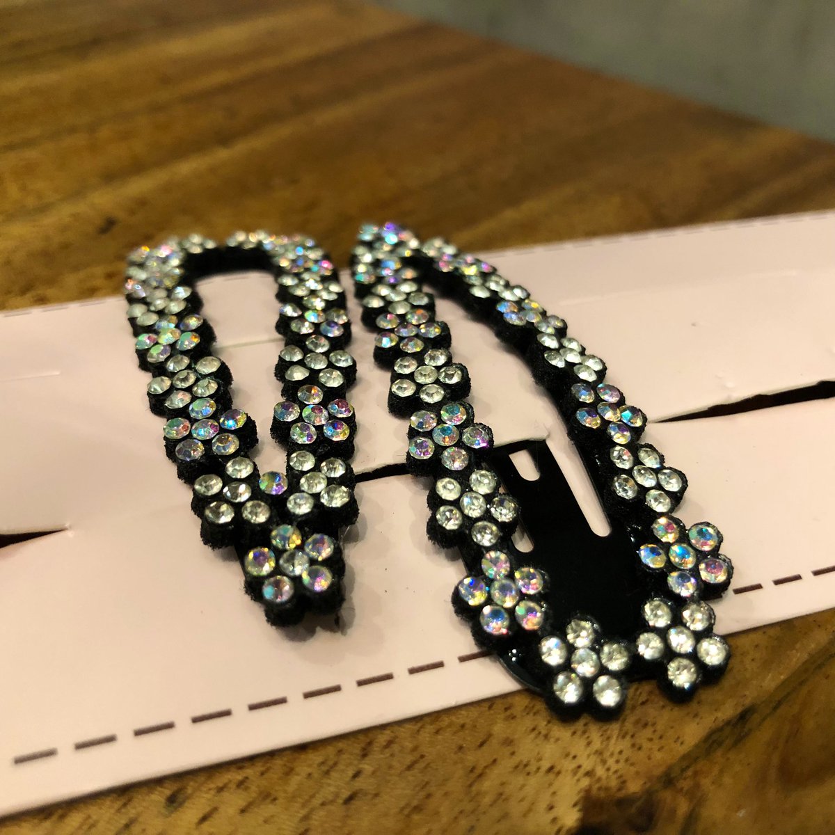 CliqueUst_ph's tweet photo. Get these chic and trendy hair clips at an affordable price available tomorrow at TYK parking lot 😁✨ https://t.co/B3GMT7mZ1w