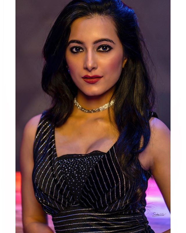 sandeepzmv's tweet photo. Actress : @ashvithi_shetty
Photo: @sandeep.m.v
Makeup: @wakeupandmakeupbyraksha
Hair : @ishreensherrymakeovers
Location: @xubangalore
.
.
.
Shot with @sonyalphain A7RIII + @profotoglobal B10 + @zeisscameralensesindia Batis 85mm .
.
.
#Ashvithi #ashvi… https://t.co/Q7EPChhxqc https://t.co/8ul6qEJv6b