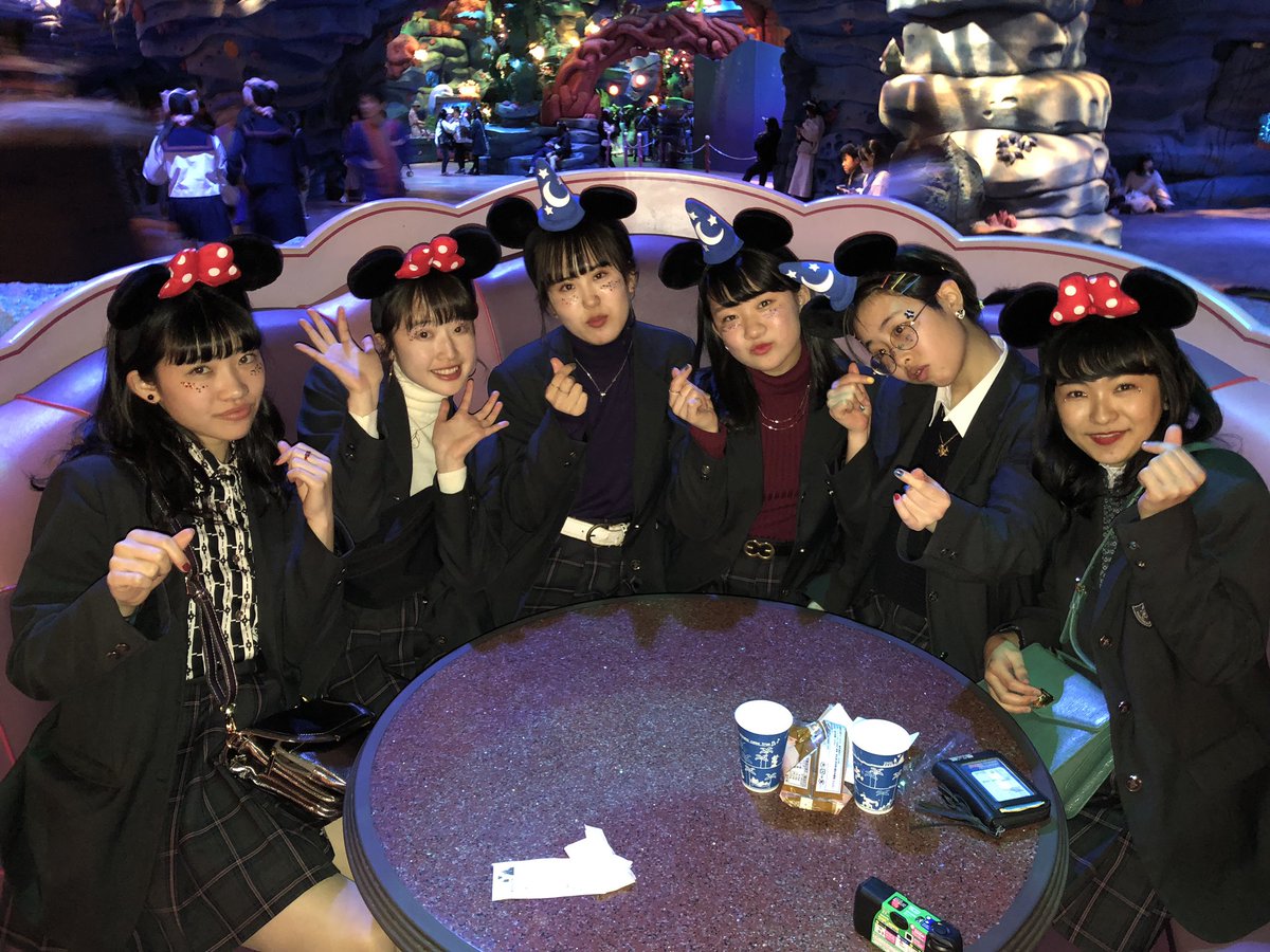 RIERU_RITA's tweet photo. *
2回目の6人ディズニー💐
雨で日にち変えたせいでホテル前泊になっちゃったけど楽しすぎたからマルッ🤤❤︎
お婆ちゃんになっても遊ぼうね〜笑笑 https://t.co/6fXy3X7mZy