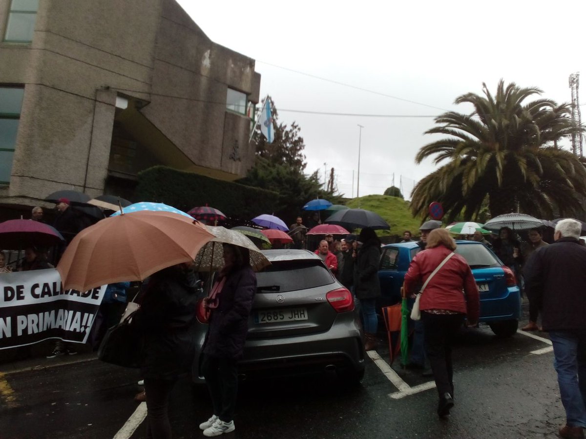 A pesar da choiva, no Grove continuamos reivindicando o dereito de toda a cidadanía a unha asistencia sanitaria pública e de calidade #porunhasanidadedigna, basta de recortes! <a href="/jlamelas/">J. Lamelas</a>