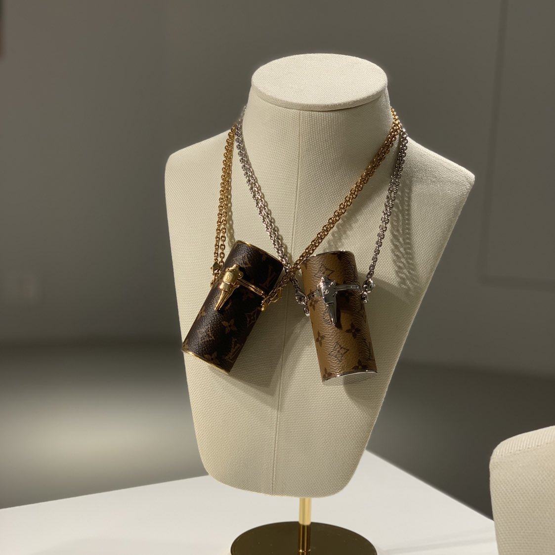 国内発送★限定Louis Vuitton ネックレスリップケース★ 210.jpg
