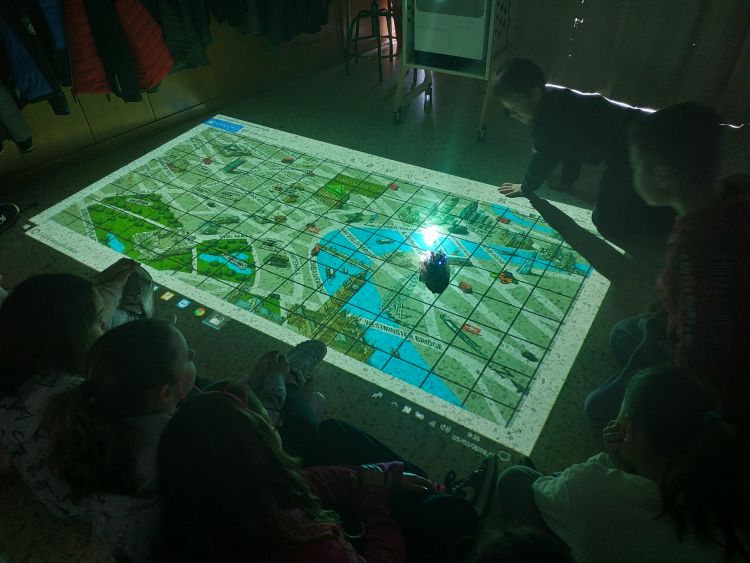 e3005595's tweet photo. Els alumnes de cicle superior estem fent un projecte sobre London. Cada grup guia al beebot a través d'un mapa projectat al terra perquè sigui capaç d'arribar a algun lloc emblemàtic. Una vegada hem arribat, el grup fa una exposició sobre aquell lloc. @NinusUniverse https://t.co/LWpQgjzkOB