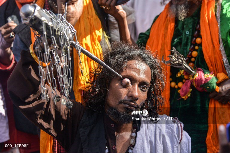 AFPphoto's tweet photo. 🇮🇳 An Indian Muslim devotee performs a stunt by using a knife to bulge out his eyeball as he takes part in a religious procession for the annual Urs festival at the shrine of Sufi saint Khwaja Moinuddin Chishti in Ajmer, in the Indian state of Rajasthan
📸 Shaukat Ahmed #AFP https://t.co/BLk68dKWFI