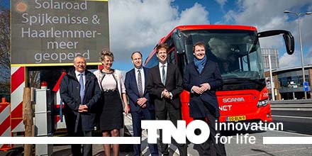 Zonnewegdek #SolaRoad op weg naar grootschalige toepassing. Stroomopwekkend wegdek nu ook voor autorijbanen beschikbaar. @paulkrom van #TNO verrichtte samen met partners <a href="/zuid_holland/">Provincie Zuid-Holland</a>, <a href="/ProvincieNH/">Noord-Holland</a> en <a href="/Strukton_Int/">Strukton Global</a> de openingshandeling. bit.ly/2HqmvvB