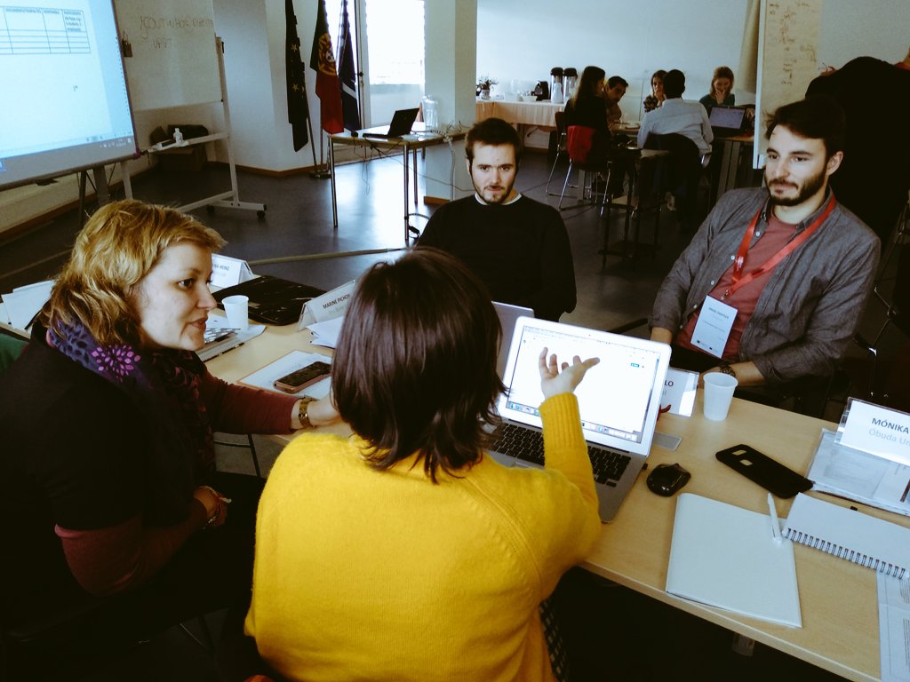 BeeseProject's tweet photo. Group work on #beeseproject pilots at @UPorto https://t.co/z0YrEeqsig