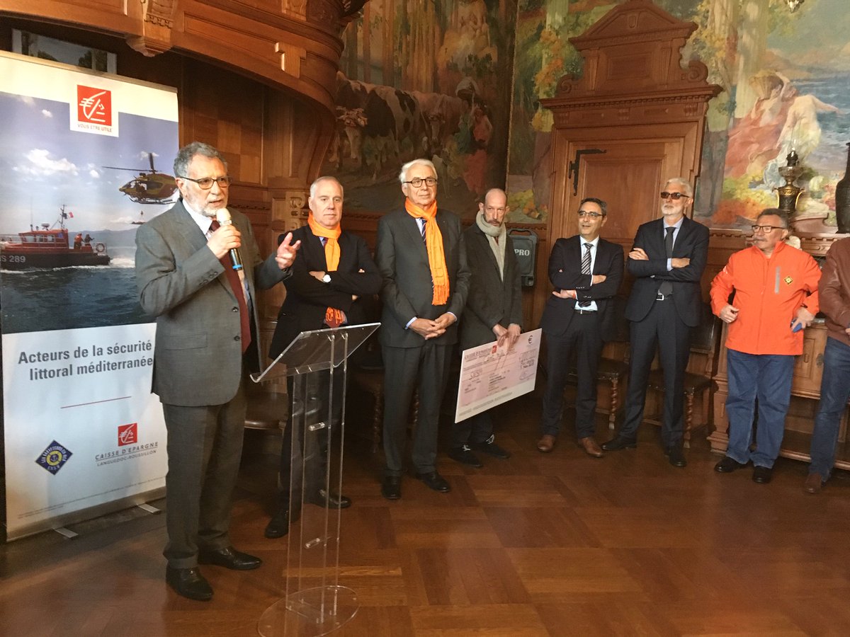 SauveteursenMer's tweet photo. 📍 La @Caisse_Epargne #Languedoc-Roussillon a remis un chèque de 100 000 € aux #SauveteursenMer ce matin en présence du président de l'#association #SNSM Xavier de la Gorce ⚓️ Merci pour leur soutien 🧡 https://t.co/9q8K7uW7fi