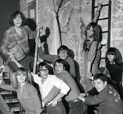 christophecouet's tweet photo. #CaféDeLaGare : #PatrickDewaere, #GérardLefèvre, #HenriGuybet, #MiouMiou, #Coluche, #RomainBouteille, #Sotha, #JeanMichelHaas et cachée derrière Coluche, #CatherineMitry. #Théâtre https://t.co/EaZpf9VMzw