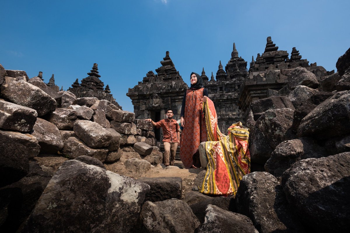 INDAHNYA PERPADUAN WASTRA NUSANTARA PENGHIAS NEGERI
. 
Destinasi : Candi Plaosan (Shiva Plateu) 
Kain : Tenun Lombok &amp; Batik Truntum
Daerah : Lombok &amp; Yogyakarta
.
@Kemenpar_RI @pesonaid_travel
#PesonaWastraNusantara
.
Ikuti wastraku di fb: Widarko Hartono &amp; ig: <a href="/widarkohartono/">Widarko Hartono</a>